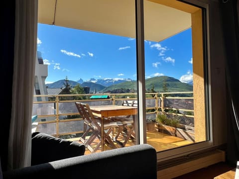 Living room, Mountain view