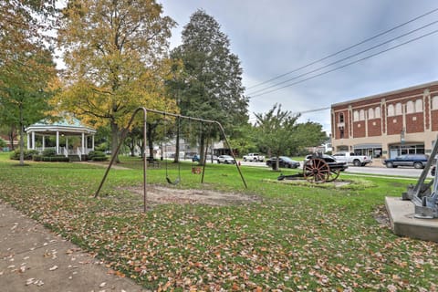 Pet-Friendly Home - half Mi to Downtown Willoughby! House in Willoughby