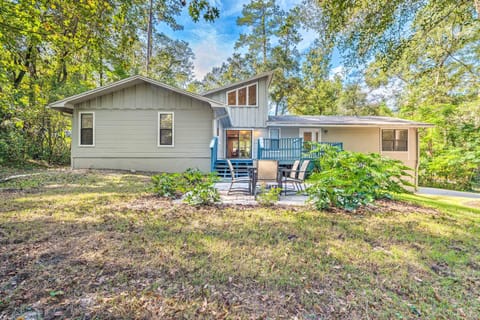 Walk to UF Remodeled Family Home with Patio! House in Gainesville