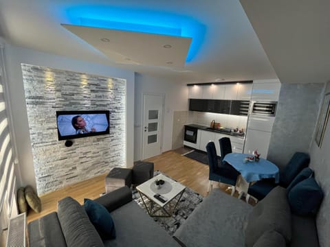 Communal lounge/ TV room, TV and multimedia, Kitchen or kitchenette, Living room, Seating area, Dining area, Evening entertainment