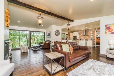 Designer Getaway-Hot Tub, 4 Minutes to Dahlonega House in Dahlonega