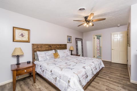 Downtown Family Retreat - 5 Beds & 3.5 Baths House in Dahlonega