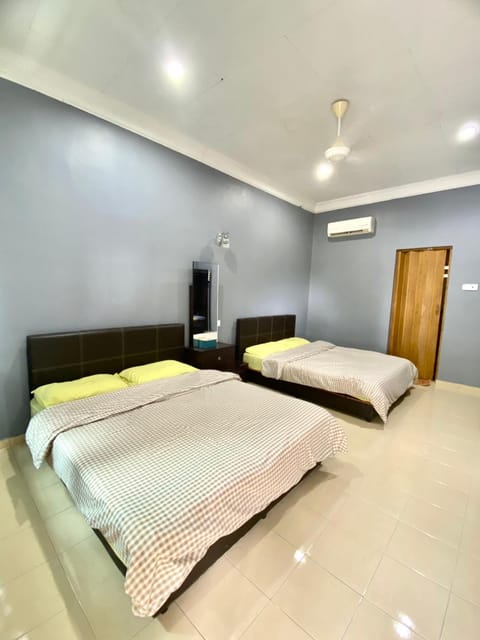 Bed, Photo of the whole room, Bedroom, fireplace, air conditioner