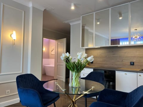 Kitchen or kitchenette, Living room, Seating area, Dining area