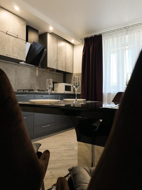 Kitchen or kitchenette, Dining area