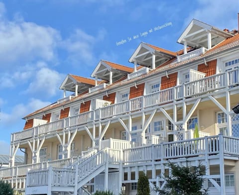 Property building, Day, Balcony/Terrace
