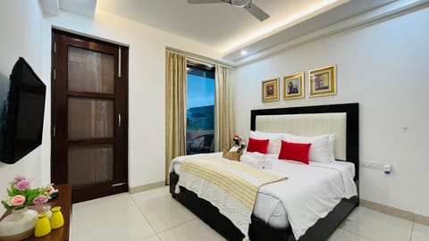 Bed, Photo of the whole room, Bedroom, fireplace, air conditioner