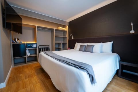 Bed, TV and multimedia, Photo of the whole room, Bedroom, wardrobe