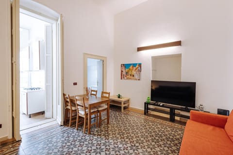 TV and multimedia, Living room, Seating area, Dining area