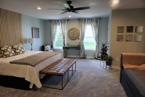 Hot tub, bench bike, kid pet friendly House in South Haven