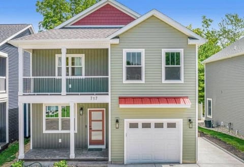 Hot tub, bench bike, kid pet friendly House in South Haven