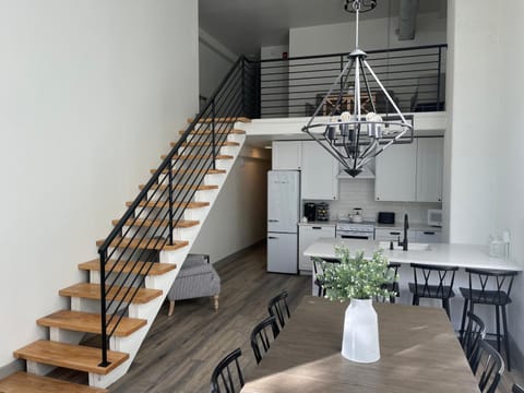 Kitchen or kitchenette, Dining area, minibar, pet friendly, stove, toaster, kitchen