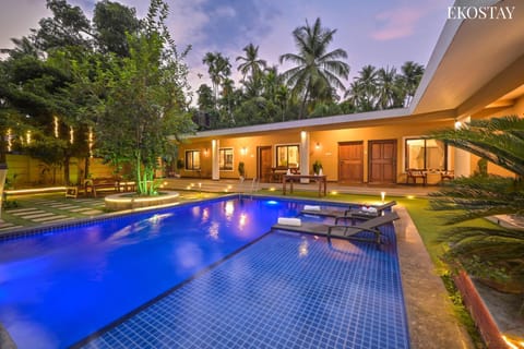 Property building, Pool view, Swimming pool, sunbed