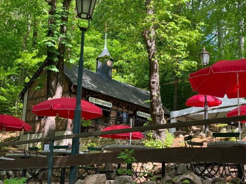 Property building, Restaurant/places to eat