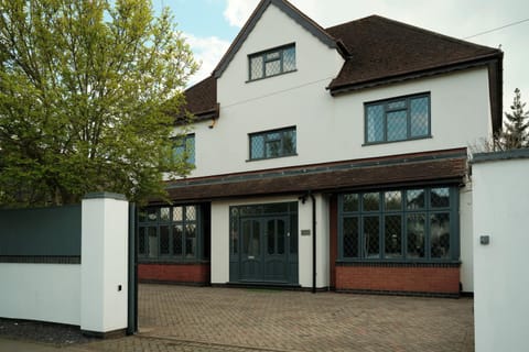 Modern Spacious House - Sleeps 16, Free Parking, Sun Terrace House in England