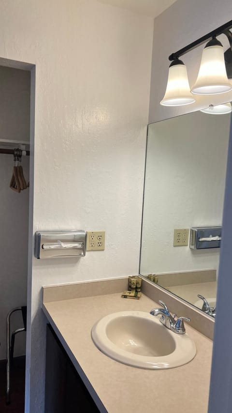 Pine Cone Motel Motel in Willits