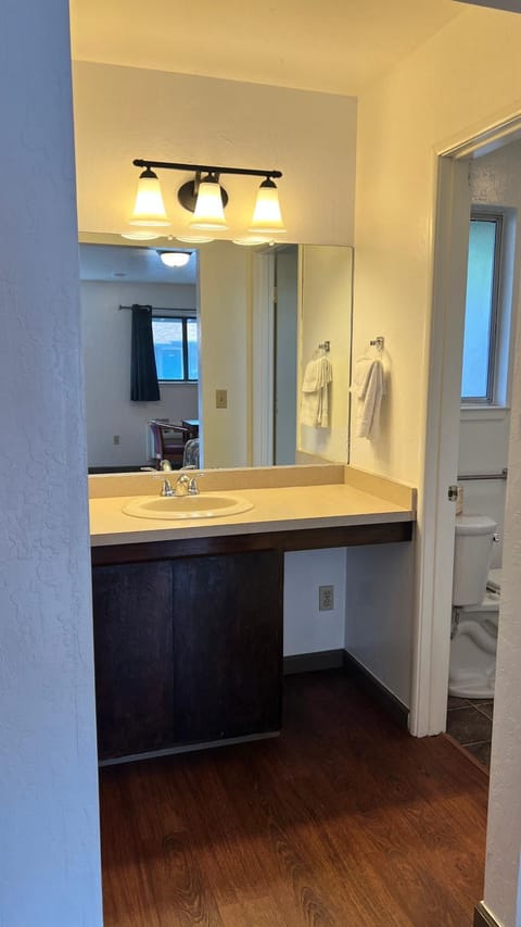 Pine Cone Motel Motel in Willits