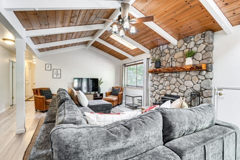 Arnold Family Cabin with Hot Tub, Arcade and Deck Cabin in Arnold