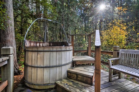 Enchanting Escape with Hot Tub, Decks and Views! House in McKenzie River