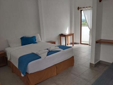 Bed, Living room, Photo of the whole room, Seating area, Bedroom