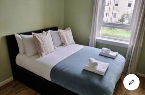 Cozy two bed flat near Glasgow Airport & Paisley - Pass the Keys Apartment in Paisley