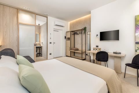 Bed, Photo of the whole room, safe, wardrobe, air conditioner
