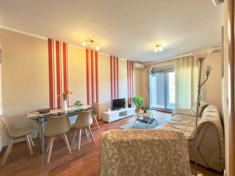 TV and multimedia, Seating area, Dining area