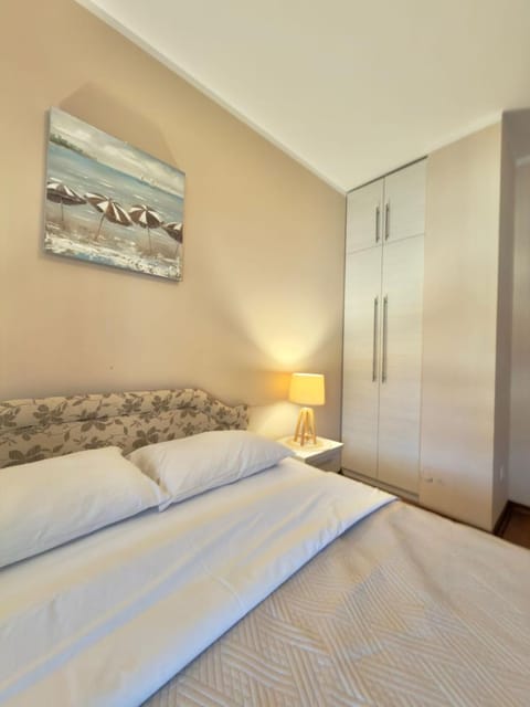 Bed, Decorative detail, Bedroom, wardrobe