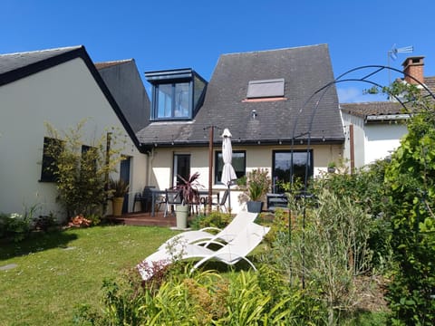 Property building, Patio, Spring, Day, Garden, Garden view