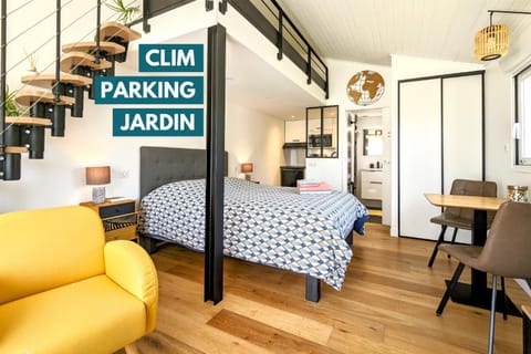 Bed, Photo of the whole room, Seating area, Dining area