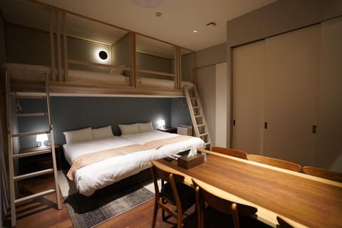 Bed, Dining area, Bedroom