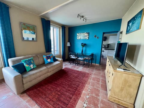 Communal lounge/ TV room, TV and multimedia, Living room, Seating area, Dining area