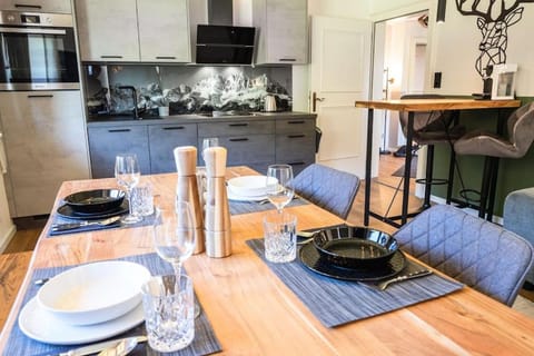 Kitchen or kitchenette, Dining area