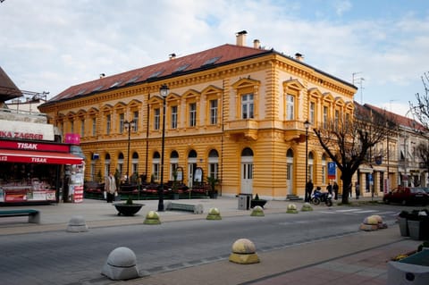 Facade/entrance