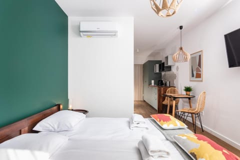 Bed, TV and multimedia, Coffee/tea facilities, Kitchen or kitchenette, Photo of the whole room, hair dresser, stove, air conditioner