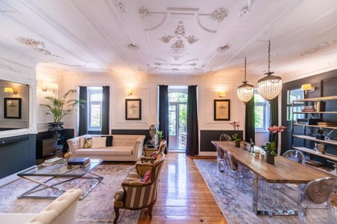 TV and multimedia, Living room, Seating area, Dining area, air conditioner