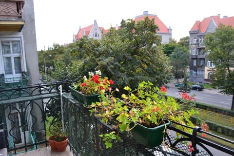 Balcony/Terrace, Street view