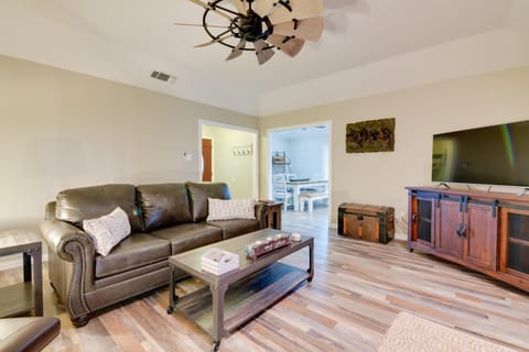 Leaping Toad Ranch about 9 Mi to Lake Granbury! House in Granbury