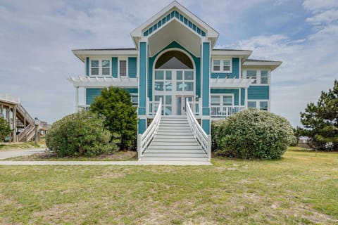 Grand Seaside Escape with Direct Beach Access! House in Corolla