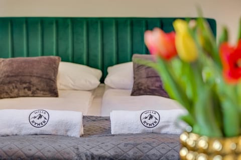 Bed, Property logo or sign, Photo of the whole room, Seating area, Logo/Certificate/Sign, Bedroom, Area and facilities