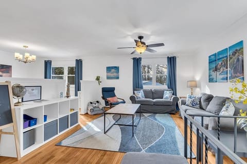 Living room, Seating area, Dining area, fireplace