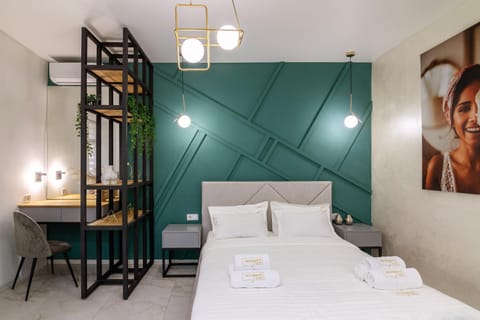 Bed, Photo of the whole room, Seating area