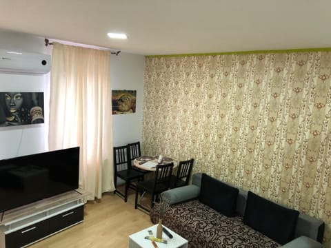 Communal lounge/ TV room, TV and multimedia, Living room, Seating area, Dining area