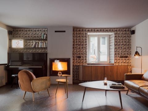 Restaurant/places to eat, Communal lounge/ TV room, Lounge or bar
