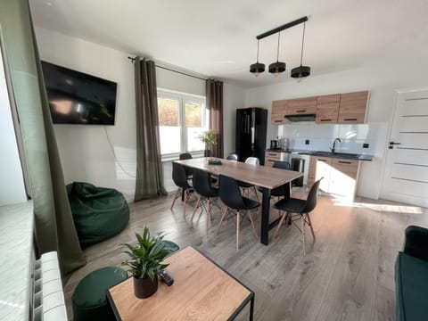 TV and multimedia, Kitchen or kitchenette, Living room, Seating area, Dining area, stove