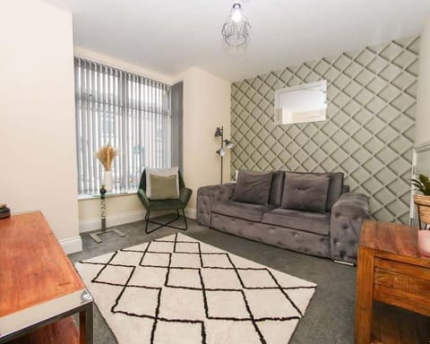 No25-Luxe Living Guest House- 2 Bed-WIFI-Free Parking-City- Beach House in Swansea