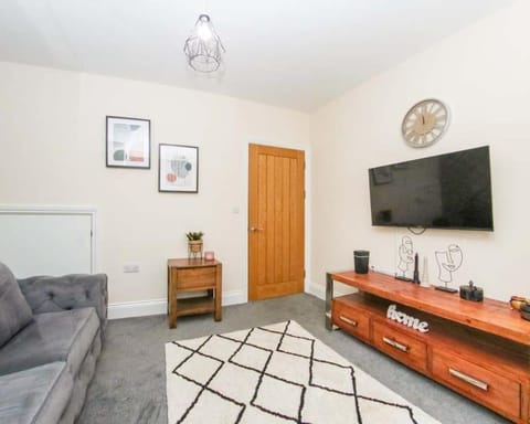 No25-Luxe Living Guest House- 2 Bed-WIFI-Free Parking-City- Beach House in Swansea