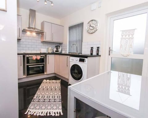 No25-Luxe Living Guest House- 2 Bed-WIFI-Free Parking-City- Beach House in Swansea