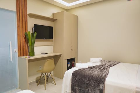 Bed, TV and multimedia, Bedroom