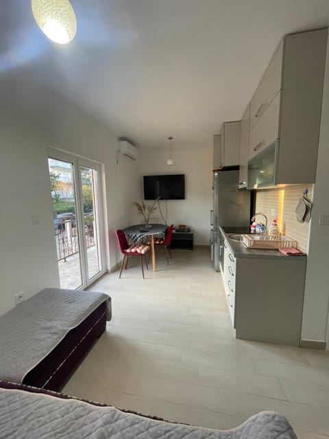 Kitchen or kitchenette, Living room, oven